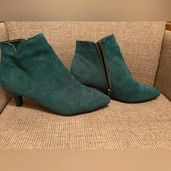 Women’s green Suede Ankle Boots with Side Zip - Picture 1 of 7